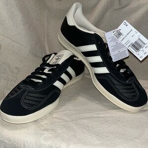 adidas Gazelle Indoor in the "Core Black/Cream White/Gold Metallic, Size:Men10.5
